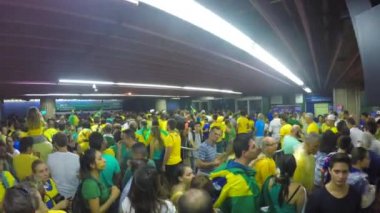 İnsanlar metroda hükümeti protesto etti