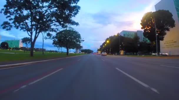 Rijden rond de stad centraal Brasilia — Stockvideo
