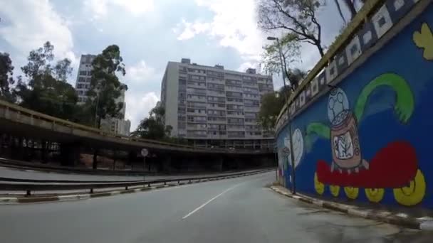 Artistas pintando graffiti en paredes — Vídeo de stock