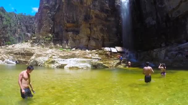 Människor njuter av vattenfallet — Stockvideo