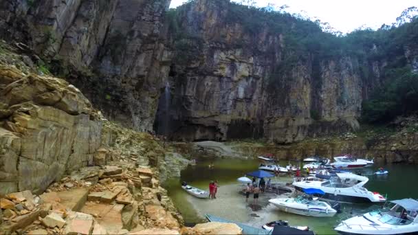 Pessoas desfrutando da Cachoeira — Vídeo de Stock