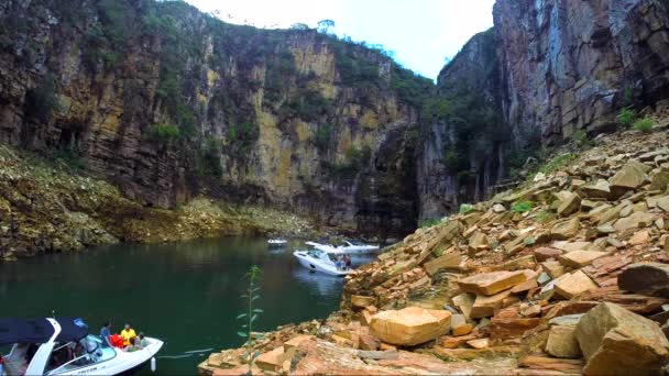 Gente disfrutando de la cascada — Vídeo de stock