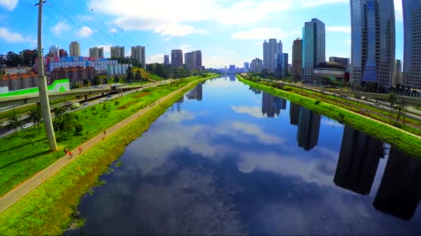 Río Pinheiros en la ciudad de Sao Paulo — Vídeo de stock