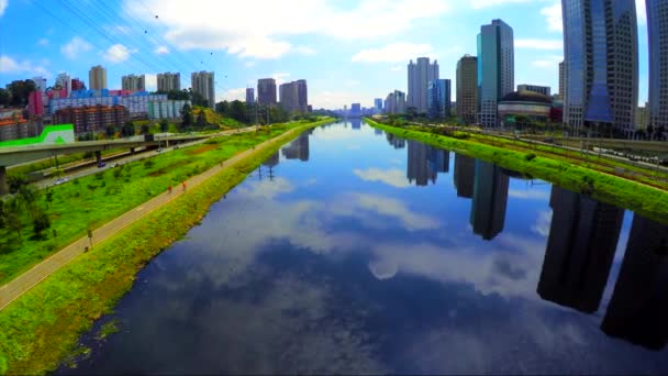 Pinheiros rivier in de stad Sao Paulo — Stockvideo