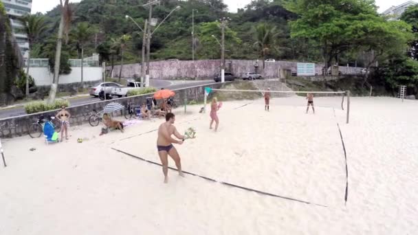 Personnes jouant au volleyball — Video