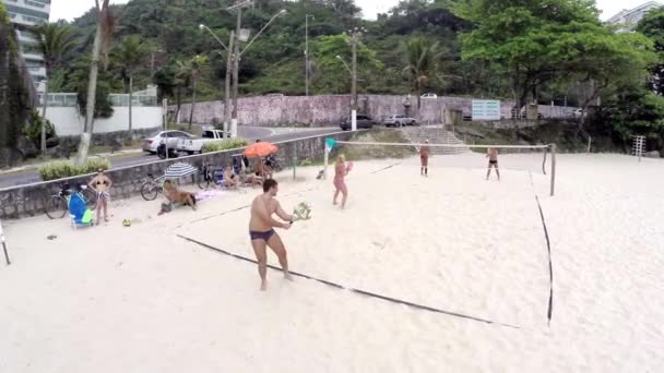 Pessoas que jogam voleibol — Vídeo de Stock