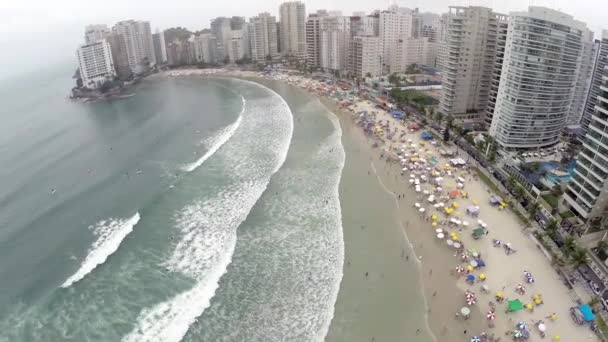 Pessoas desfrutando de um dia de verão na praia . — Vídeo de Stock