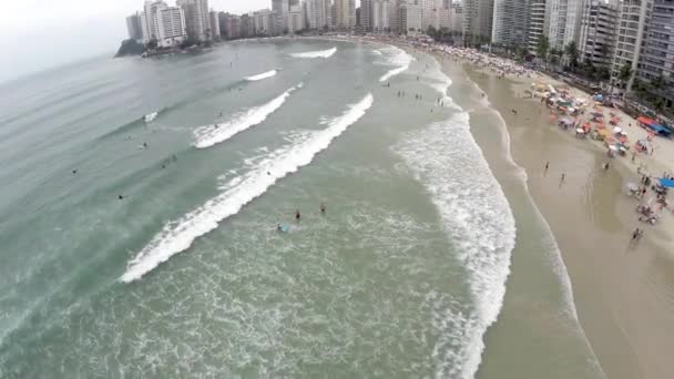 Mensen genieten van een zomerdag op strand. — Stockvideo