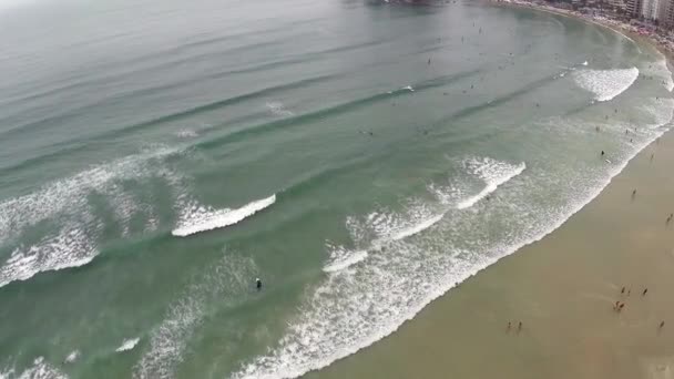 Orang-orang menikmati musim panas di pantai . — Stok Video