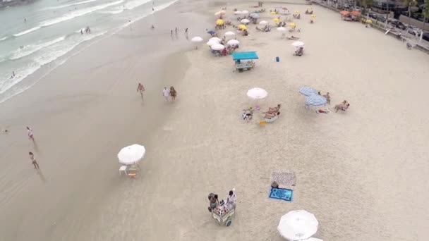 Persone che si godono una giornata estiva in spiaggia . — Video Stock