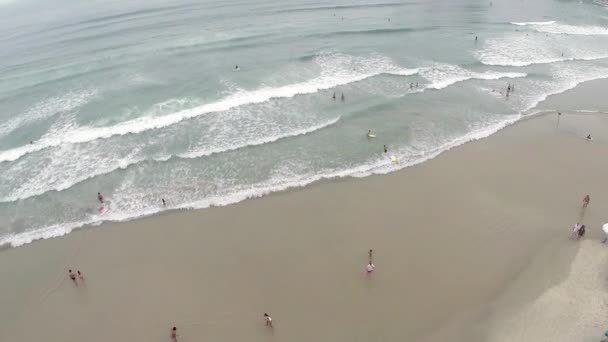 Mensen genieten van een zomerdag op strand. — Stockvideo