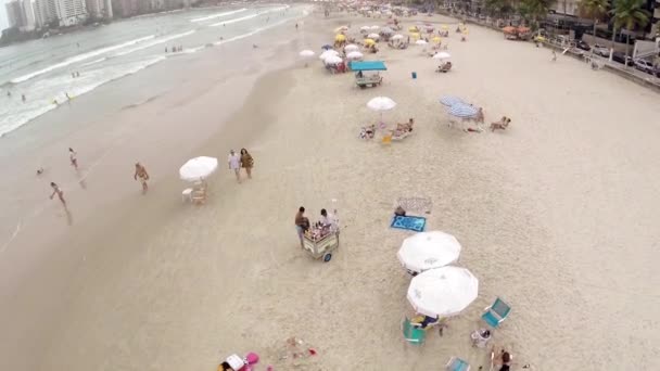 Persone che si godono una giornata estiva in spiaggia . — Video Stock