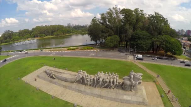 Памятник Бандейрасу в парке Ибирапуэра — стоковое видео