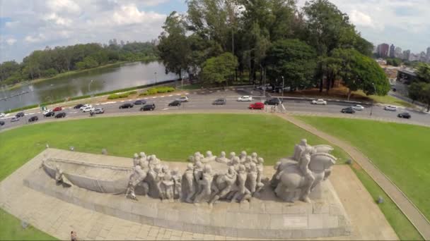 Памятник Бандейрасу в парке Ибирапуэра — стоковое видео