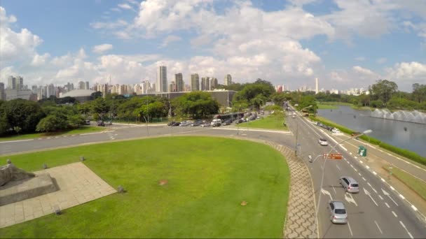 Bandeiras pomník v parku Ibirapuera — Stock video