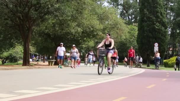 Brazilians walk, ride a bikes — Stock Video