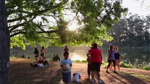 La gente disfruta de la puesta de sol — Vídeos de Stock