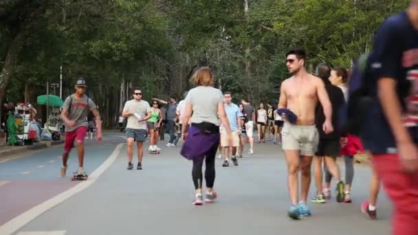 Brezilyalılar yürüyüş, Bisiklet, bir yolculuk kaykaylar — Stok video
