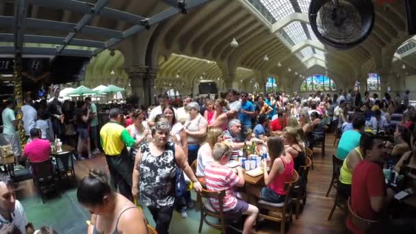 Mensen die eten op gemeentelijke markt — Stockvideo