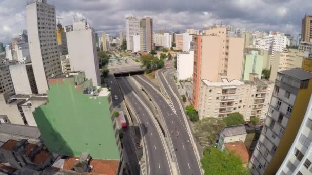Volando por Consolacao en Sao Paulo — Vídeo de stock