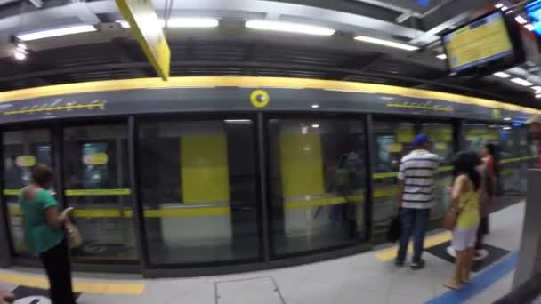 U-Bahn-Zug kommt am Bahnhof an — Stockvideo