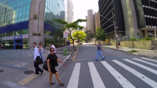 Mensen lopen langs de straten — Stockvideo