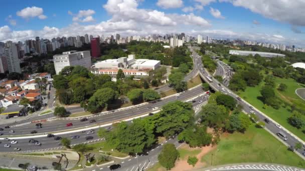 Luchtfoto van het verkeer in Sao Paulo — Stockvideo