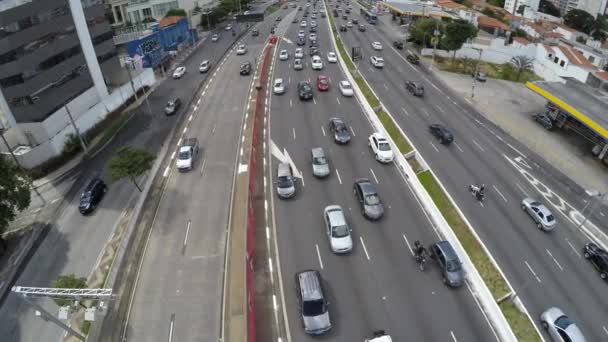 Luchtfoto van het verkeer in Sao Paulo — Stockvideo