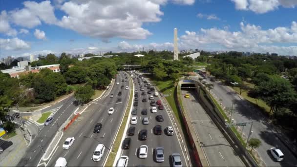 Luchtfoto van het verkeer in Sao Paulo — Stockvideo