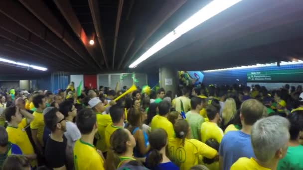 La gente protesta contra el gobierno en el metro — Vídeo de stock