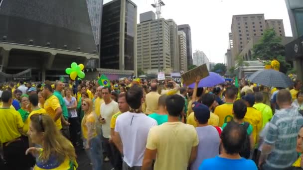 People protest against brazilian government — Stock Video