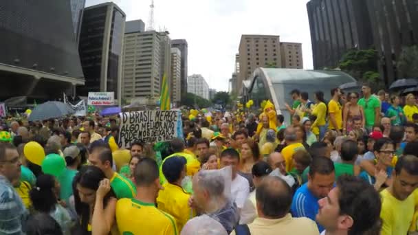 Ludzie protestują przeciwko brazylijskim rządowi — Wideo stockowe