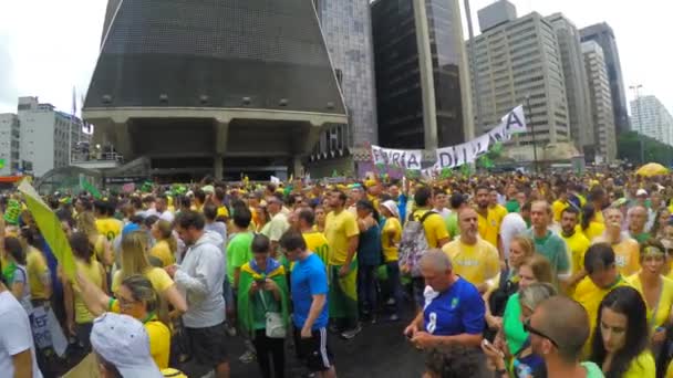 People protest against brazilian government — Stock Video