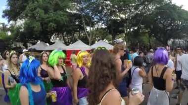 Karnaval Partisini Kutlayanlar