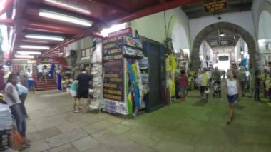 Geleneksel Mercado Modelo üzerinde yürüyüş