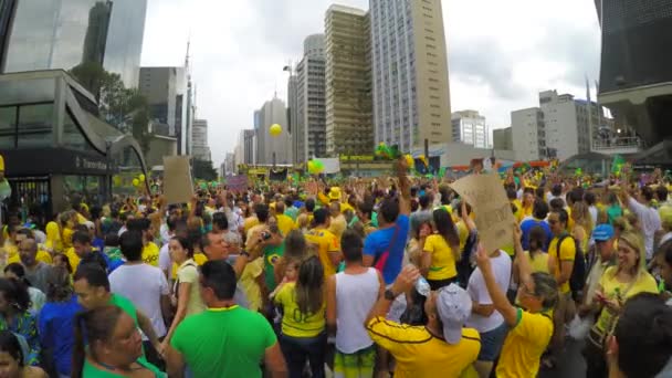 Lidé protestují proti brazilské vládě — Stock video