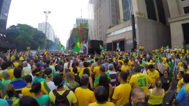 Pessoas protestam contra o governo brasileiro — Vídeo de Stock