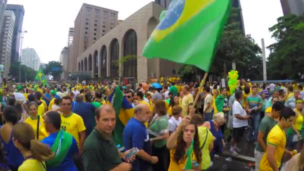 Mensen protesteren tegen de Braziliaanse regering — Stockvideo