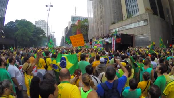 Народ протестует против бразильского правительства — стоковое видео