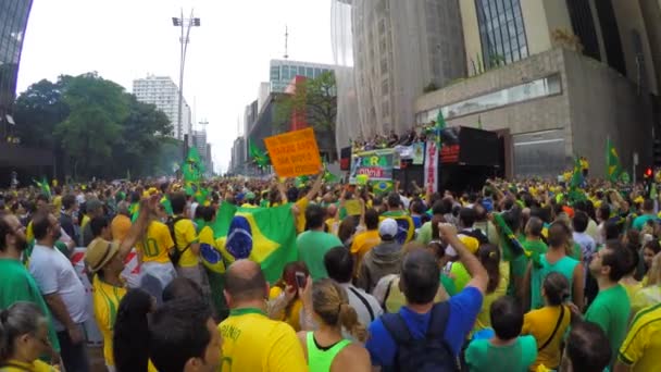 Pessoas protestam contra o governo brasileiro — Vídeo de Stock