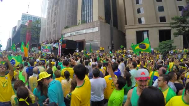 Människor protesterar mot Brasiliens regering — Stockvideo