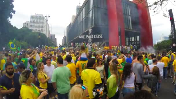 Mensen protesteren tegen de Braziliaanse regering — Stockvideo