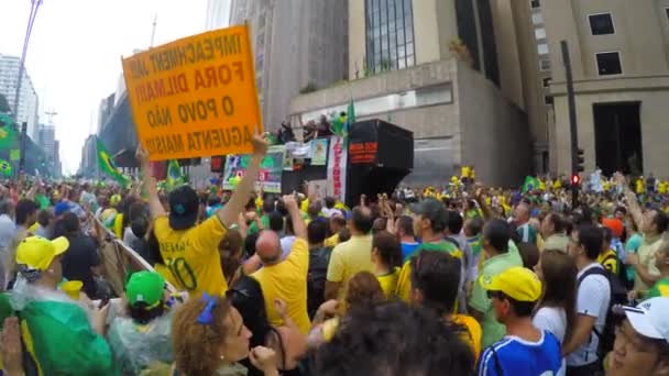 Pessoas protestam contra o governo brasileiro — Vídeo de Stock