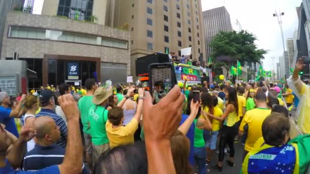 Lidé protestují proti brazilské vládě — Stock video