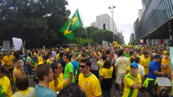 Mensen protesteren tegen de Braziliaanse regering — Stockvideo