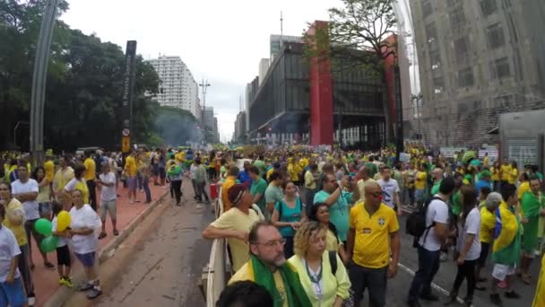 Lidé protestují proti brazilské vládě — Stock video