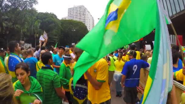 Mensen protesteren tegen de Braziliaanse regering — Stockvideo