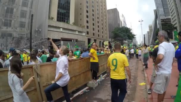 Människor protesterar mot Brasiliens regering — Stockvideo