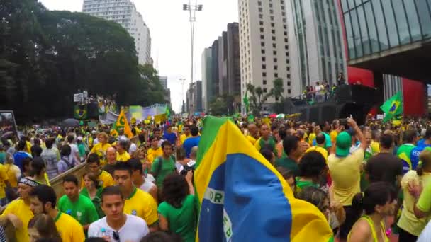 Mensen protesteren tegen de Braziliaanse regering — Stockvideo