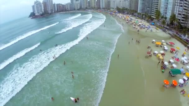 Famosa playa en la costa brasileña — Vídeo de stock